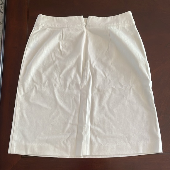J.McLaughlin Porter A-line Bi-stretch White Skirt with 1.75’ notch - Picture 2 of 4